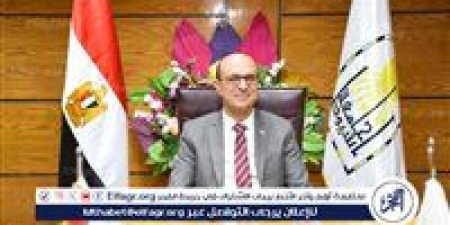 رئيس جامعة أسيوط يمنح العاملين مكافأة 1000 جنيه لعيد الأضحى - الهلال الإخباري