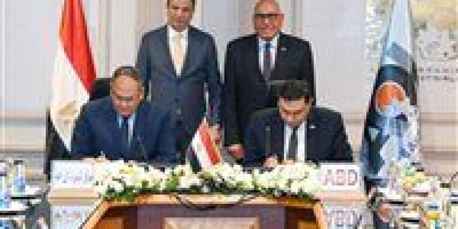 رئيس الهيئة العربية للتصنيع ووزير الزراعة يشهدان توقيع عقد اتفاق في مجال مشروعات التصنيع الزراعي وحماية البيئة - الهلال الإخباري