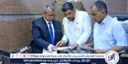 السكرتير المساعد فى أولى جولات يتفقد المراكز التكنولوجية لخدمة المواطني بسوهاج - الهلال الإخباري