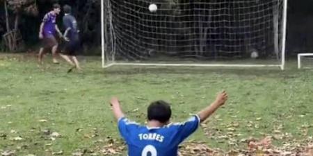 حفيد مارادونا وابن أغويرو يسجل حافياً ويقدم فواصل مهارات - الهلال الإخباري