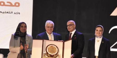 جامعة مصرية تكرم خريجيها من الوزراء ورواد العمل العام - الهلال الإخباري