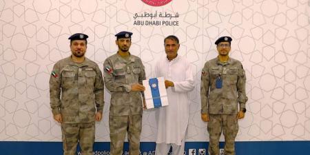 شرطة أبوظبي تكرم آسيوياً لأمانته - الهلال الإخباري