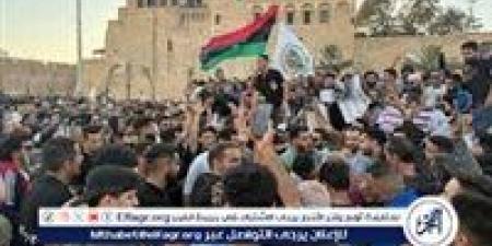 مظاهرة حاشدة في طرابلس تطالب بحل مجلسي النواب والدولة وتفكيك الميليشيات - الهلال الإخباري