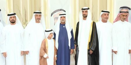 نهيان بن مبارك يحضر أفراح الأحبابي والمنصوري في العين - الهلال الإخباري
