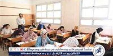 انتظام طلاب الثانوية العامة في الدقهلية لأداء امتحان اللغة العربية بالدقهلية - الهلال الإخباري