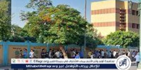 خروج طلاب وطالبات الثانوية العامة بعد أداء امتحان اللغة العربية بأسيوط - الهلال الإخباري
