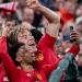 الهاتف تعطل والسيلفي فشل.. نجم مانشستر يونايتد يقلد محمد صلاح - الهلال الإخباري