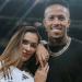 فتاة تفتش هاتف نجم ريال مدريد علناً أمام المتابعين - الهلال الإخباري