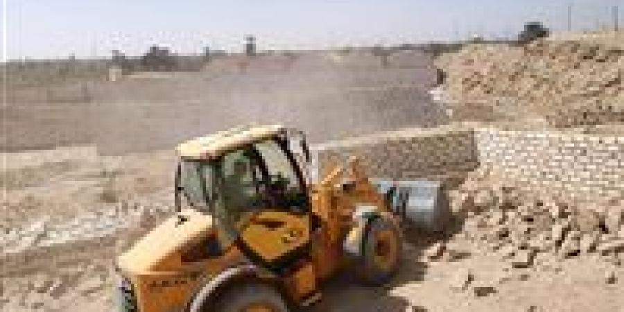 محافظ أسوان ينعي شهيد الواجب. أثناء مشاركته فى حملة لإزالة التعديات بوادى عبادى بإدفو - الهلال الإخباري
