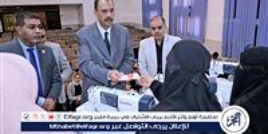 محافظ سوهاج يسلم ماكينات خياطة للسيدات الأولى بالرعاية - الهلال الإخباري