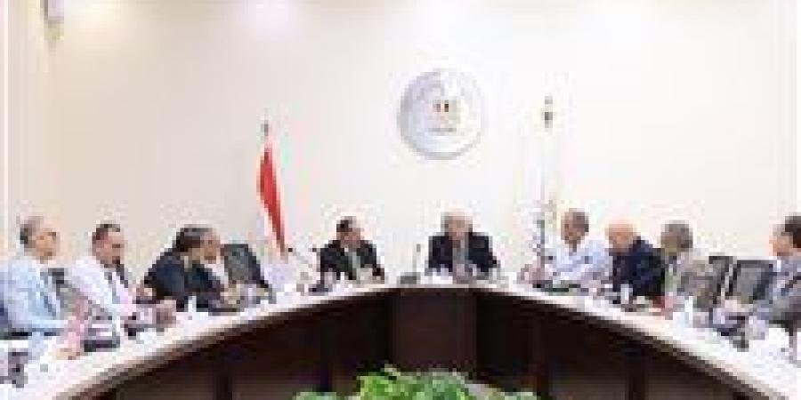عاشور:يعقد اجتماعًا مع أعضاء اللجنة الوزارية لتعيين أعضاء هيئة التدريس والهيئة المعاونة بالمعاهد العليا - الهلال الإخباري