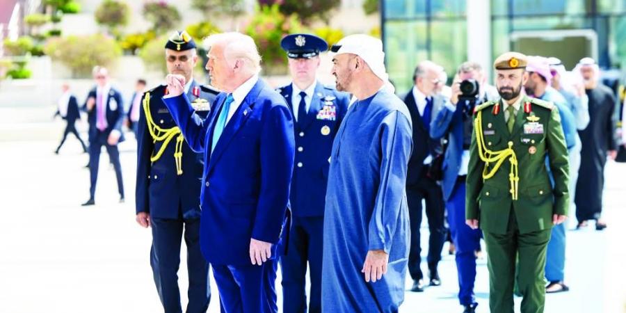 ترامب: محمد بن زايد قائد عظيم - الهلال الإخباري
