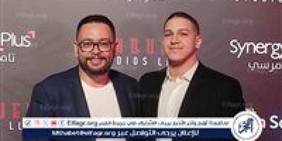 أحمد رزق يظهر بصحبة نجله في العرض الخاص لفيلم "المشروع إكس" - الهلال الإخباري
