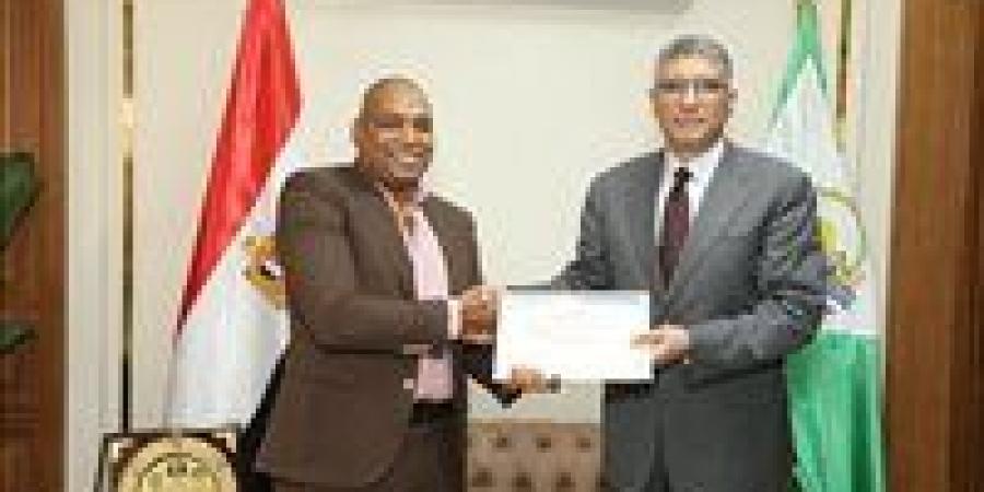 محافظ الجيزة يكرّم رئيس مركز الصف ورئيسة ووكيل لجنة التصالح تقديرًا لجهودهم - الهلال الإخباري