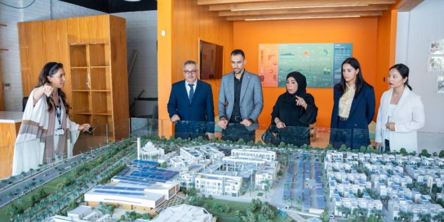 جمعية الصحفيين تزور المدينة المستدامة وقرية سند - الهلال الإخباري