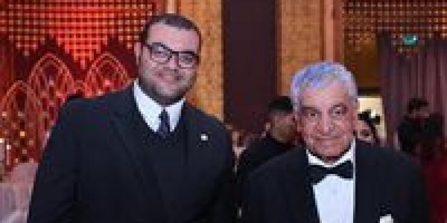 حواس يخرج عن صمته... مستشار زاهي يرد على جو روجان - الهلال الإخباري