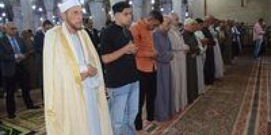 محافظ الغربية يؤدي صلاة الجمعة في مسجد السيد البدوي بأول أيام عيد الأضحى - الهلال الإخباري