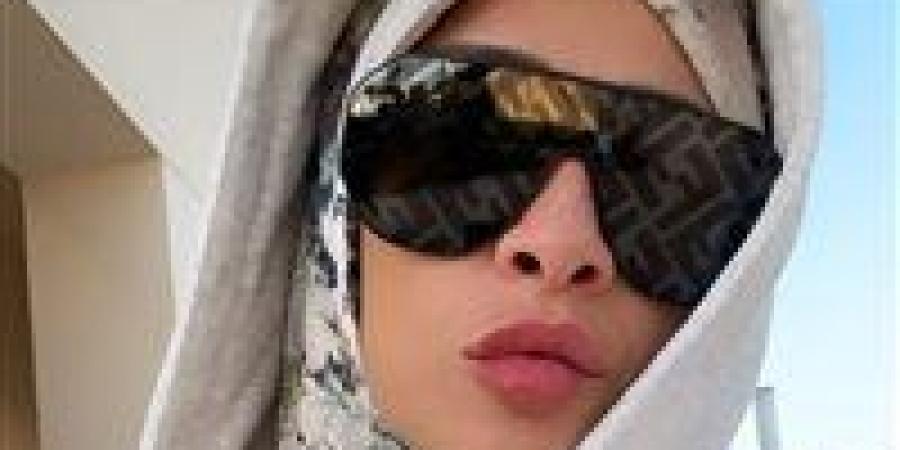 بالحجاب والنظارة.. ياسمين عبد العزيز تهنئ جمهورها بالعيد - الهلال الإخباري
