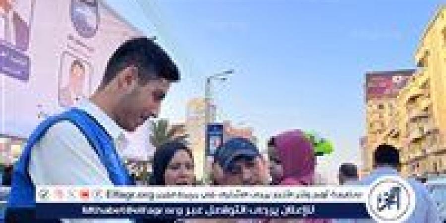 متطوعي فريق شبابي يوزعون الهدايا على الأطفال عقب صلاة العيد بمسجد النصر بالمنصورة - الهلال الإخباري
