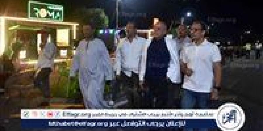 محافظ الأقصر يتجول بجزيرة العوامية ويستمع لمطالب شباب عربات الطعام بشارع مصر - الهلال الإخباري