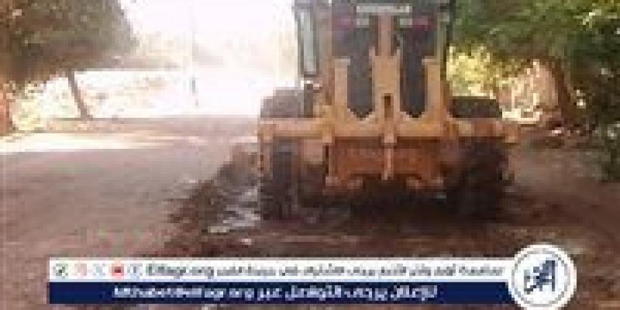 حملة مكبرة لتمهيد وتسوية الطرق غير المرصوفة بقرى مركز ديروط بأسيوط - الهلال الإخباري