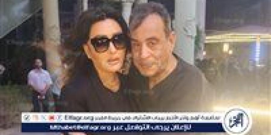في أول ظهور بعد وفاة شقيقها.. لطيفة تقدم العزاء لصلاح الشرنوبي وتؤجل ألبومها الجديد - الهلال الإخباري