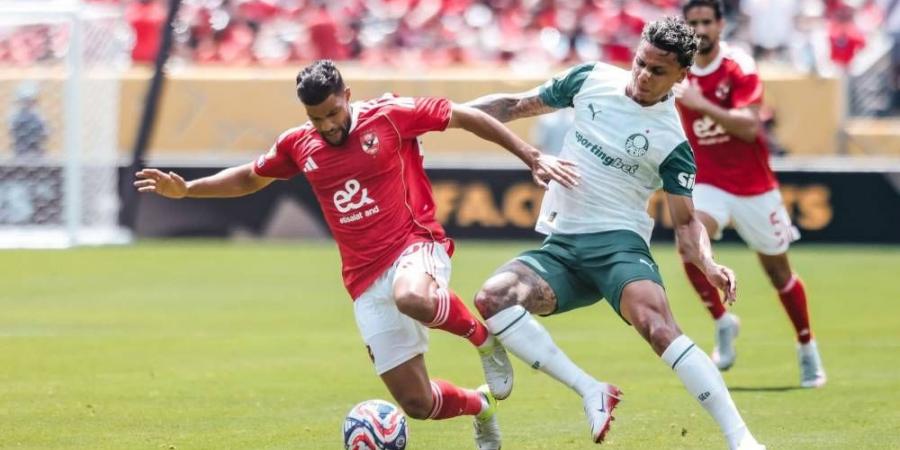 استئناف مباراة الأهلي وبالميراس بعد توقف 30 دقيقة بسبب سوء الطقس - الهلال الإخباري