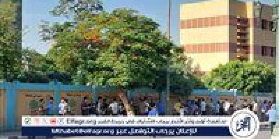 خروج طلاب وطالبات الثانوية العامة بعد أداء امتحان اللغة العربية بأسيوط - الهلال الإخباري