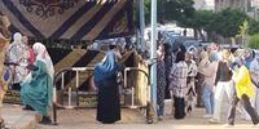 طلاب الثانوية العامة بالإسكندرية  يتوافدون على اللجان لأداء امتحان اللغة العربية - الهلال الإخباري