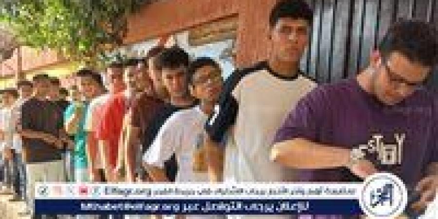 تفتيش طلاب وطالبات الثانوية العامة قبل دخول لجان الامتحان في الدقهلية..صور - الهلال الإخباري