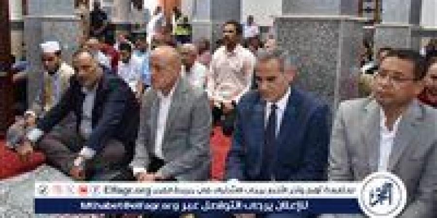 وسط جموع المصلين.. محافظ الأقصر يؤدى صلاة الجمعة بمسجد شركة مياه الشرب والصرف الصحي - الهلال الإخباري